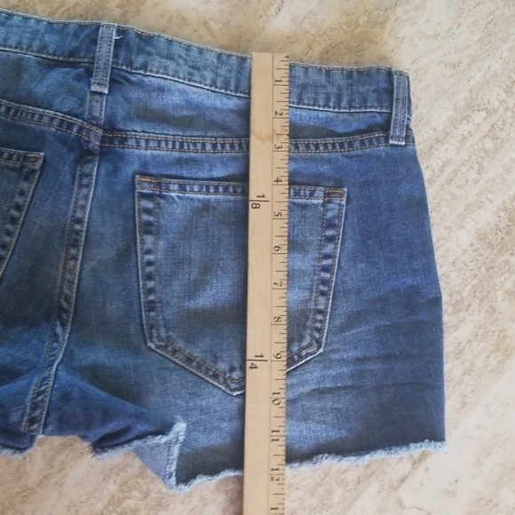 SOLD!!!GAP Floral Embroidered Jean Shorts - Picture 4 of 8